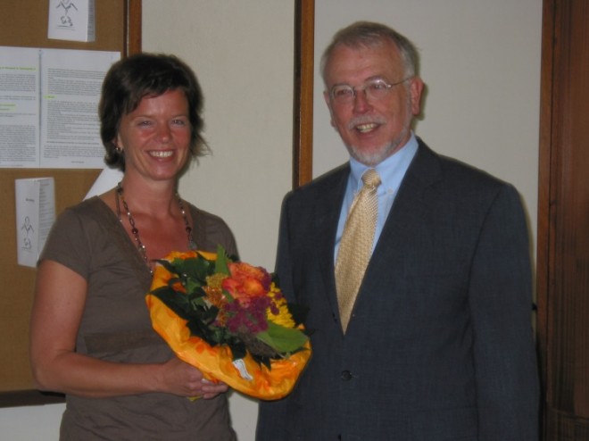 Schulleiter Dr. Guberlet wünscht Frau Schurek alles Gute für ihre neue Aufgabe