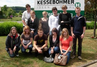 Chemie-Leistungskurs vor dem Galvanisierbetrieb Kesseböhmer in Bad Essen