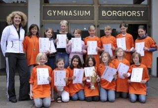 Stolz präsentieren die Sportlerinnen mit ihrer Lehrerin Sigrid Schieferbein den Pokal.